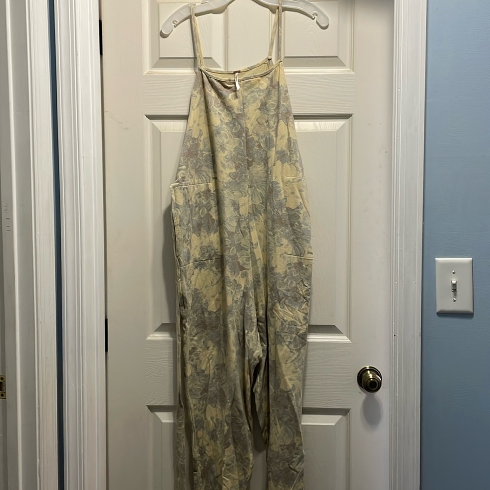 Free People crème blue purple floral jumpsuit pantsuit pockets tie size medium